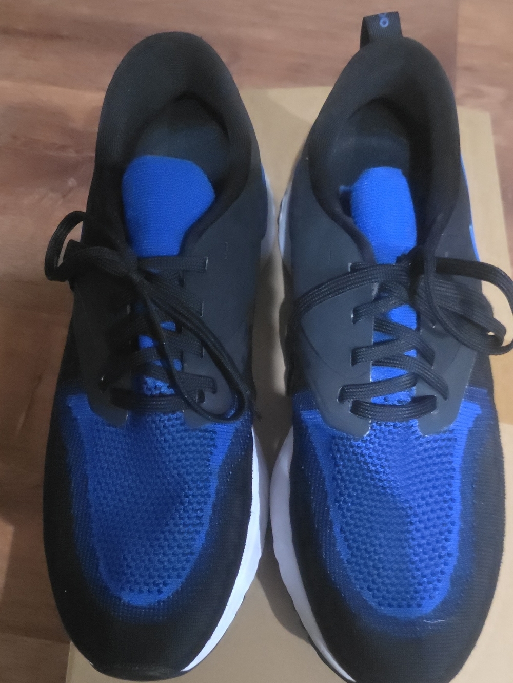 Nike Men's Black and Blue Knit Athletic Sneakers